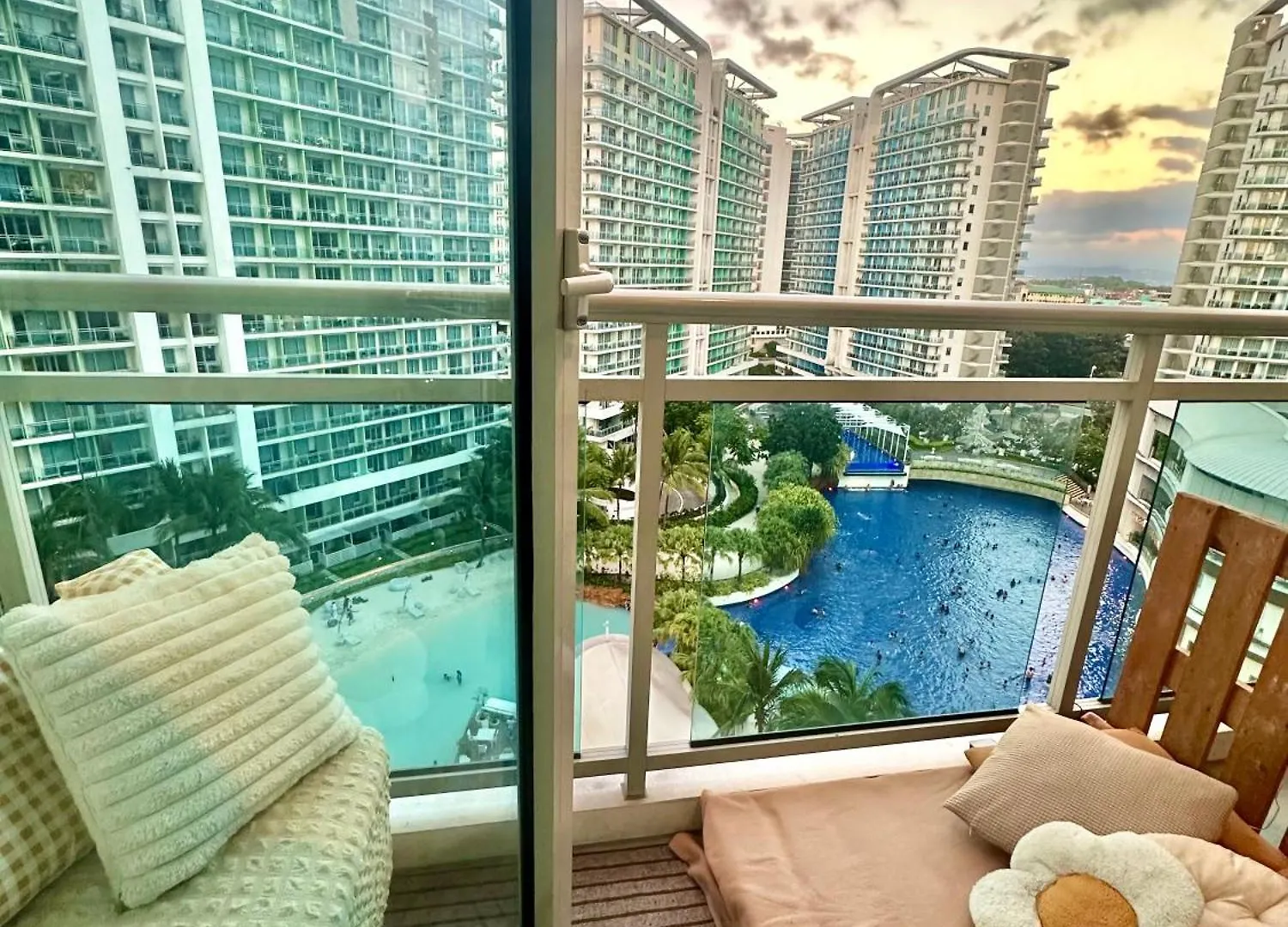 Cozy Stays - Azure Paranaque City Aparthotel